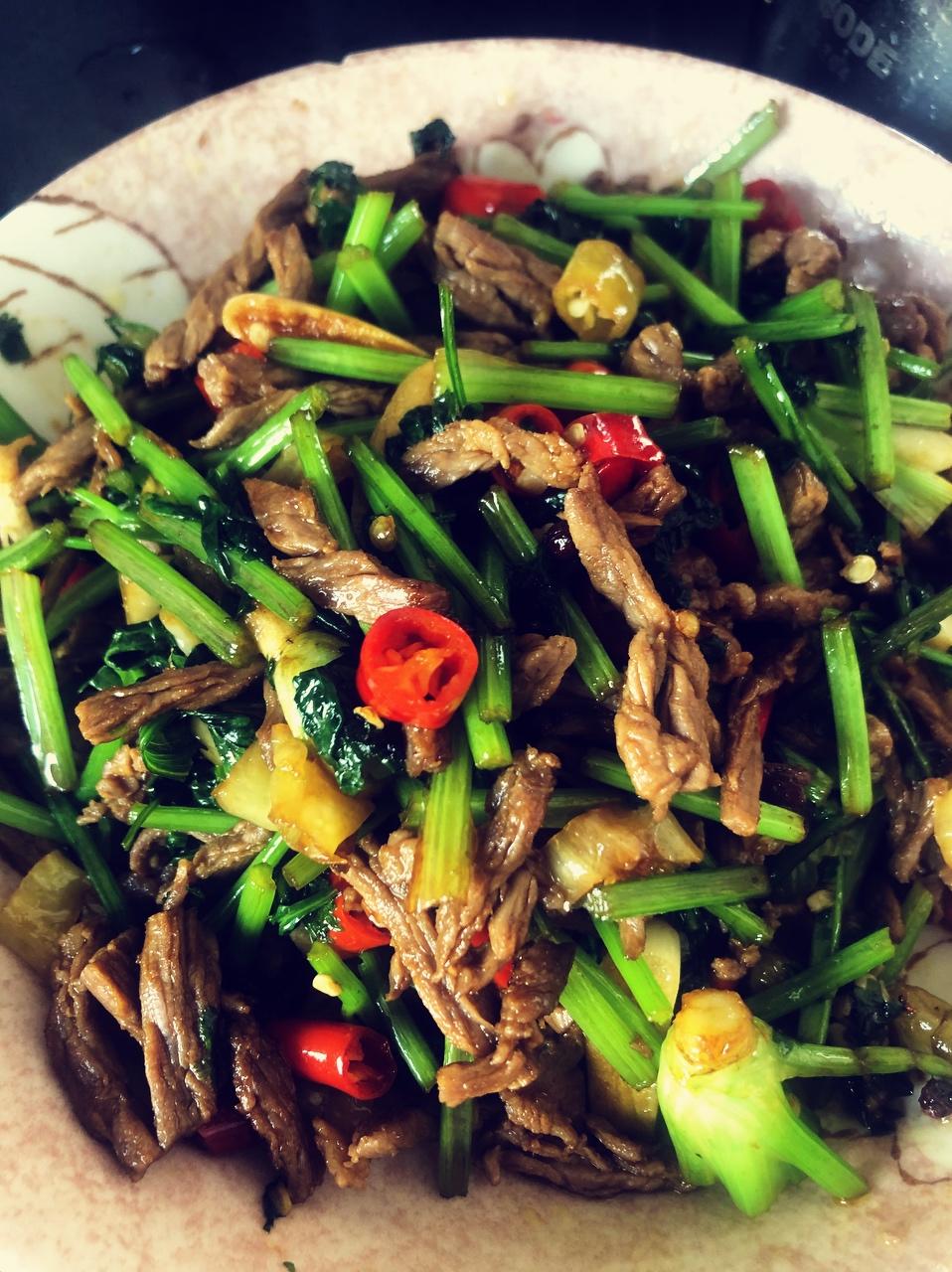 小炒黄牛肉成品图