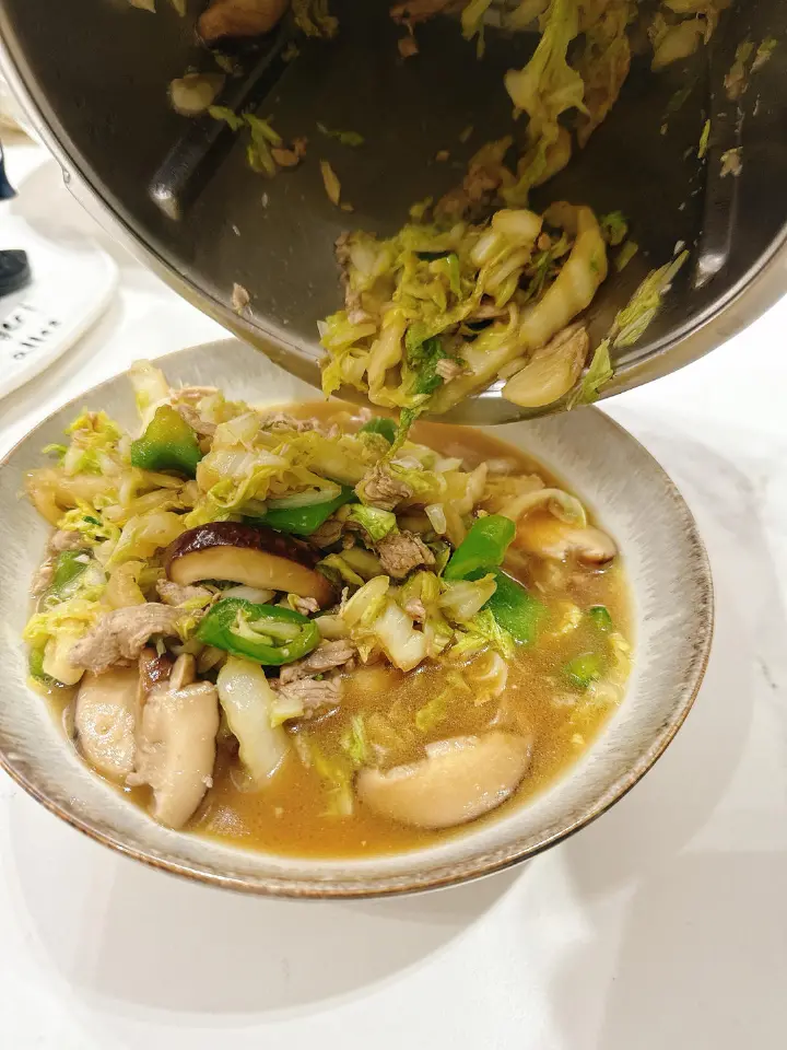 白菜香菇炒肉丝 第 7 步