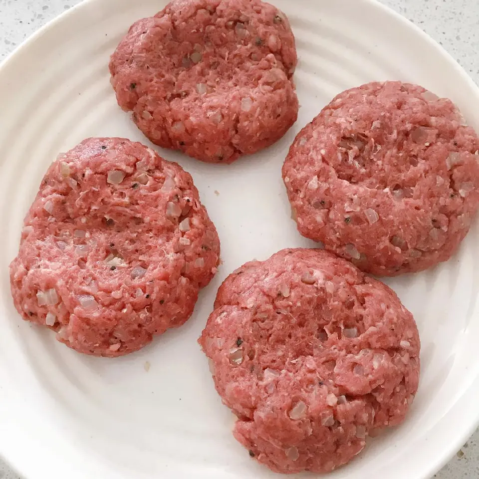 多汁汉堡牛肉饼成品图