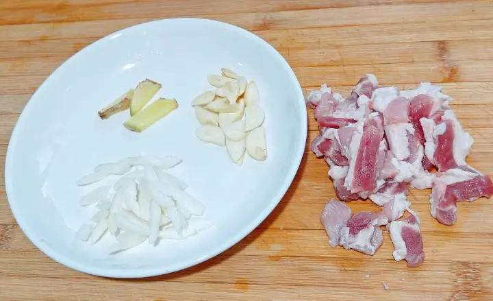 香菇肉片炒西葫芦 第 1 步
