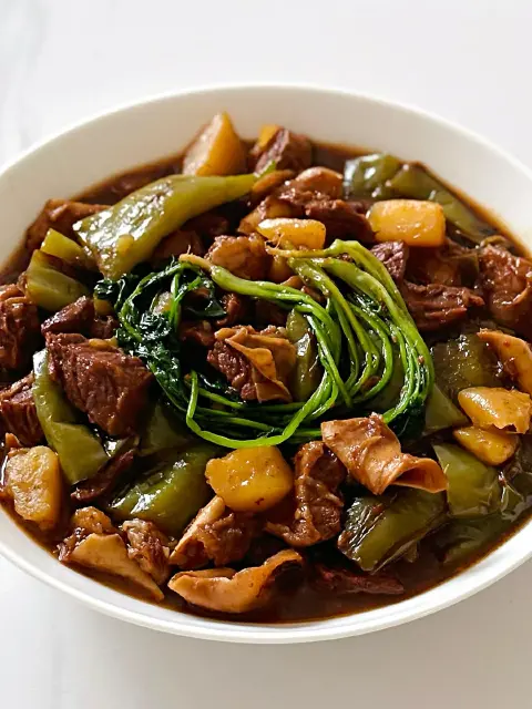 土豆牛腩炖虎皮辣椒