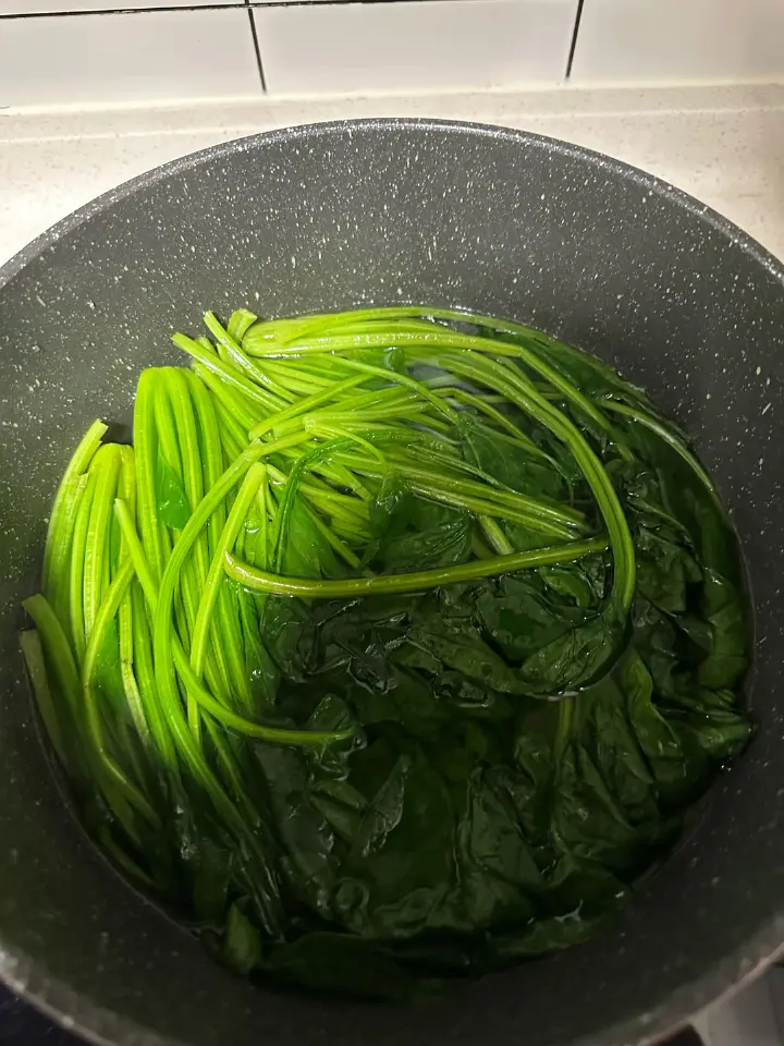 白灼菠菜 第 2 步