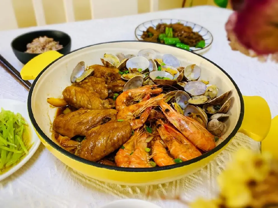 鸡翅海鲜香薯煲成品图