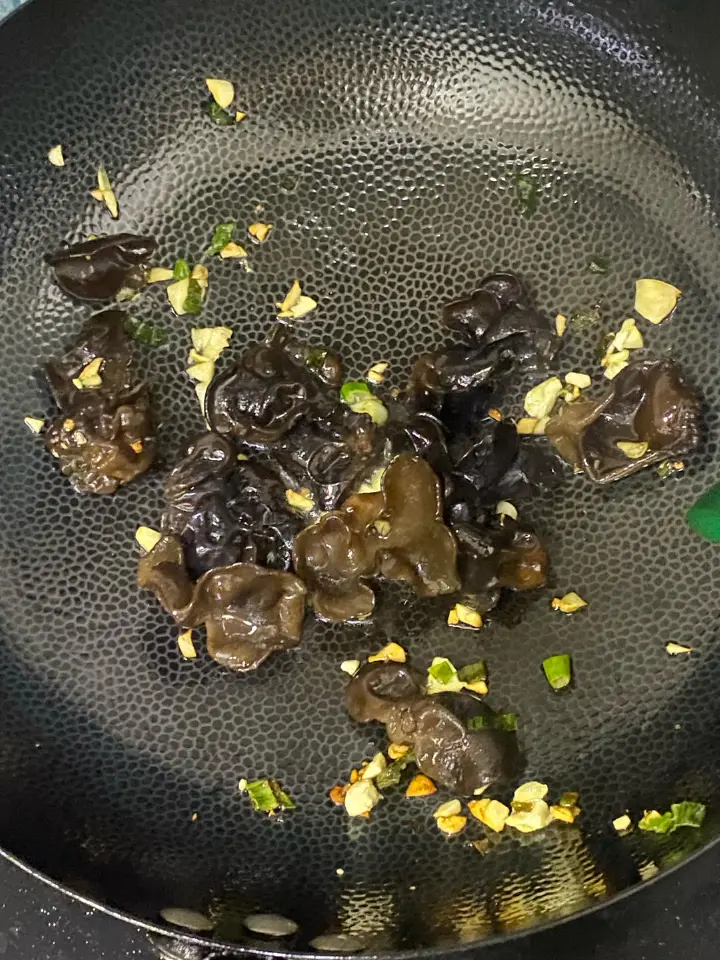 莴笋木耳炒鸡蛋 第 5 步