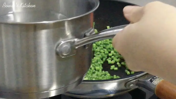蒜苔炒鸡丁 第 8 步