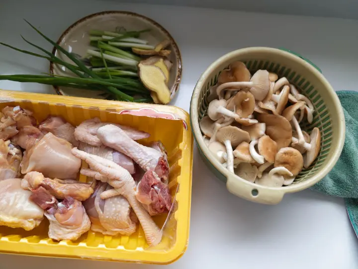 菌菇鸡煲 第 4 步