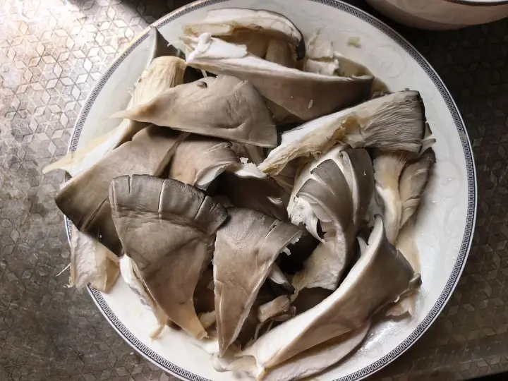 平菇炒肉 第 2 步