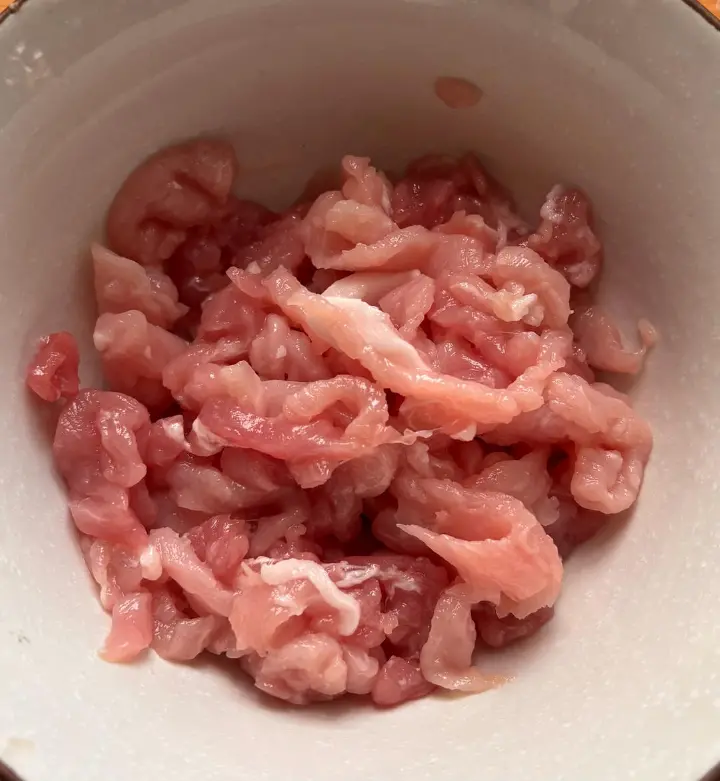香辣肉丝 第 1 步