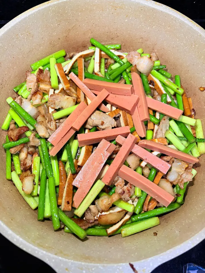 蒜苔五花肉炒豆干 第 9 步