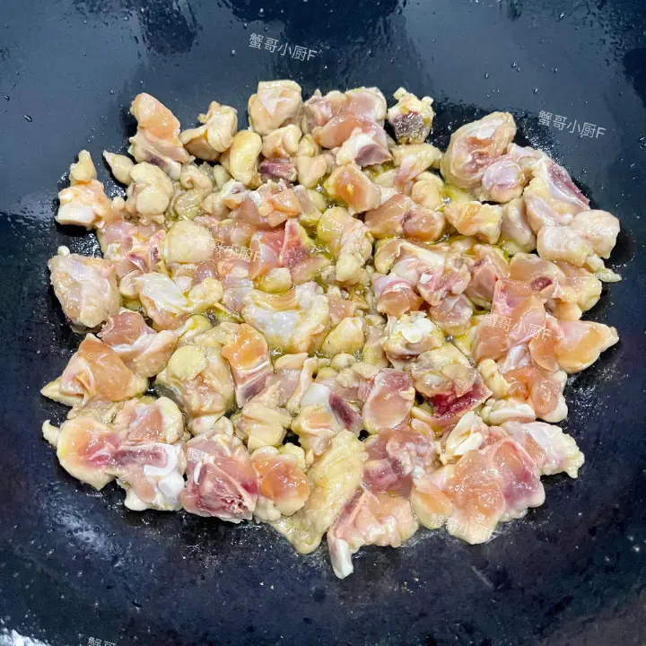 蒜苔炒鸡块 第 3 步