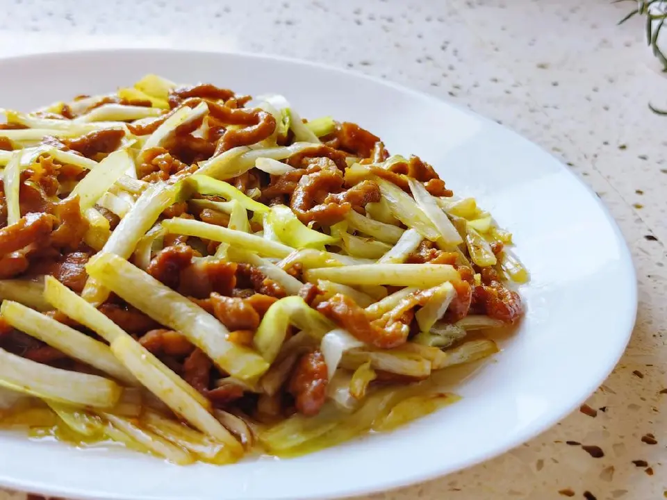 韭黄炒肉丝成品图