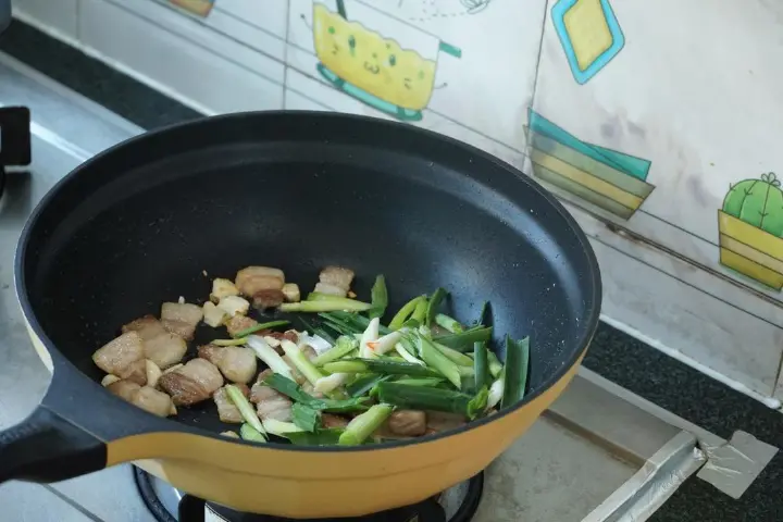 五花肉炒蒜苗 第 6 步