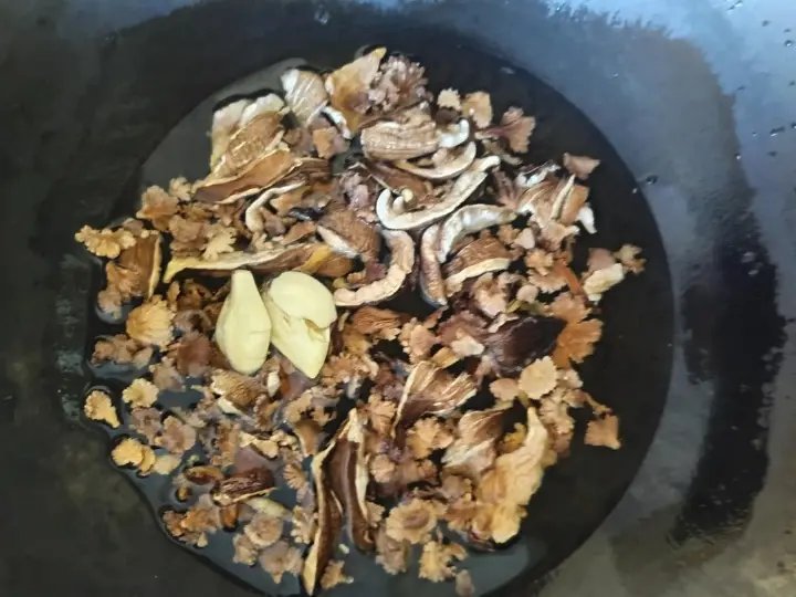 白参菌炒鸡蛋 第 6 步