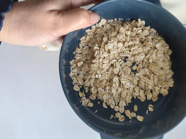 香蕉鸡蛋蒸燕麦 第 2 步