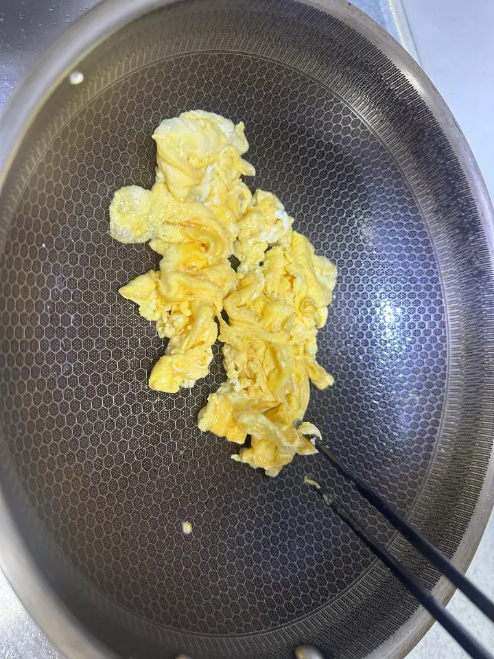 鸡蛋炒蒜薹 第 4 步