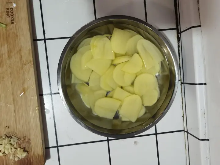 土豆片炒肉 第 2 步