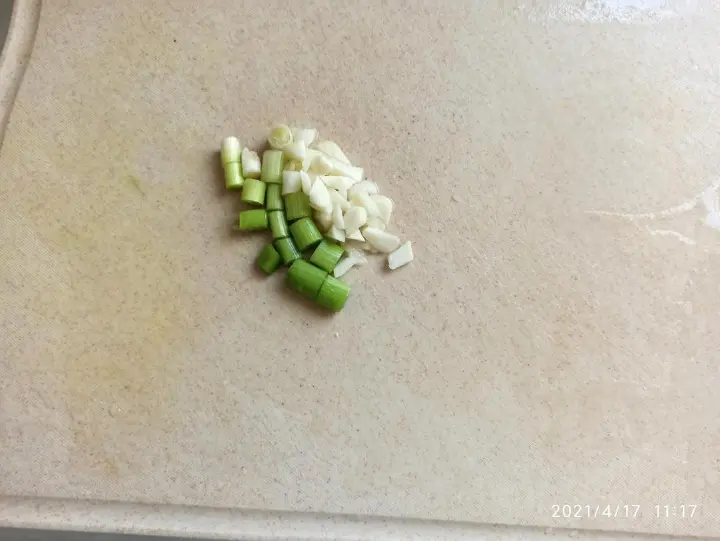 毛豆玉米炒香肠 第 2 步