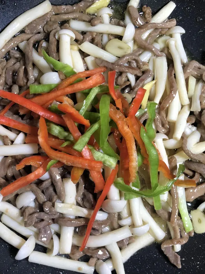 海鲜菇炒肉丝 第 8 步