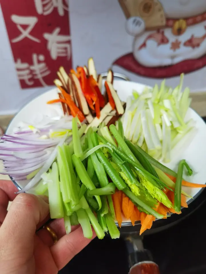 家常小炒肉丝 第 1 步
