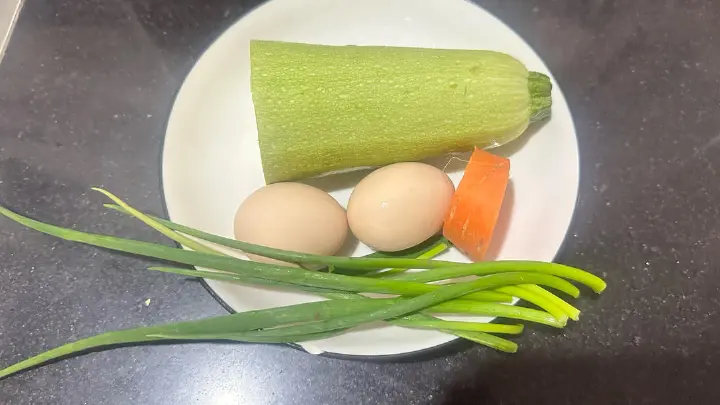 西葫芦炒蛋 第 1 步