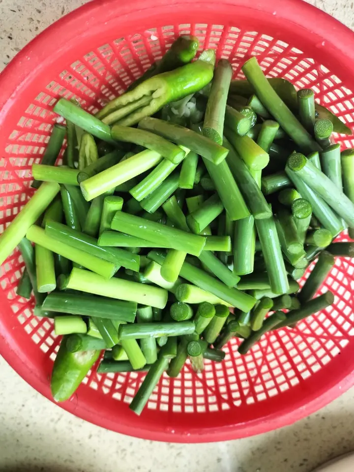 蒜苔炒腊肉 第 3 步