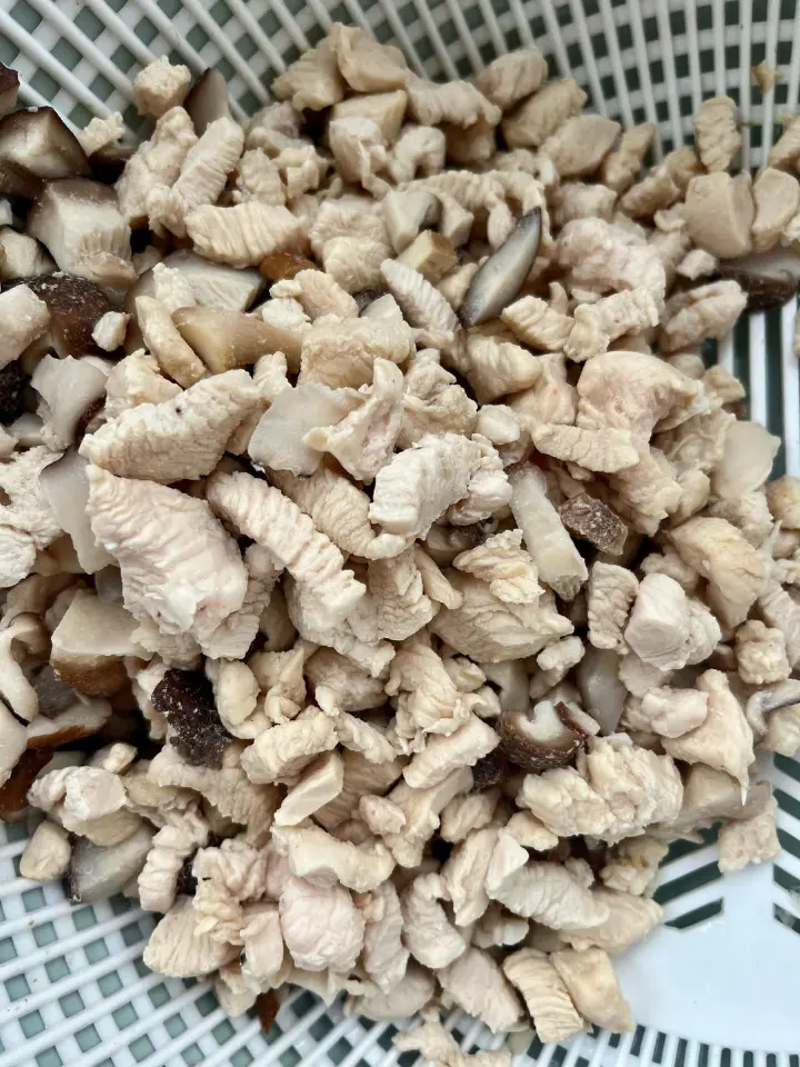 鸡丁猪肉香菇干子包子 第 5 步