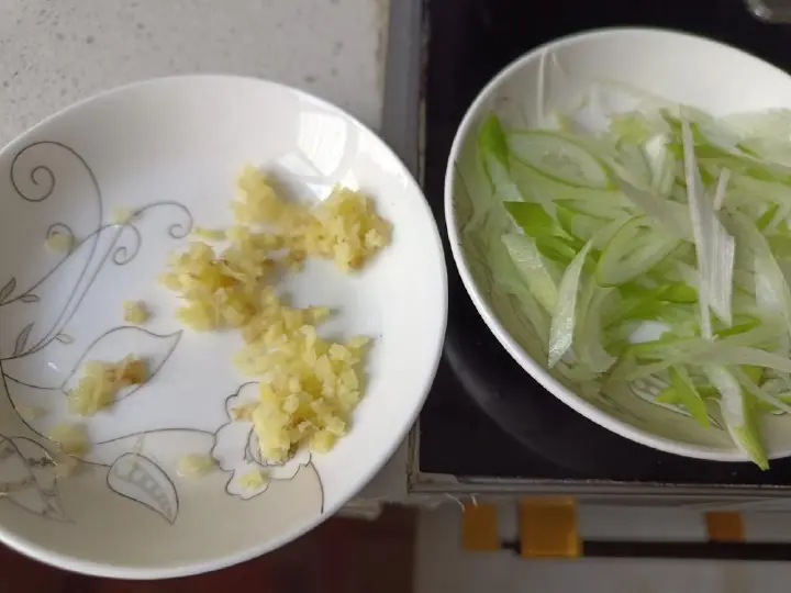 青椒木耳炒杏鲍菇 第 7 步