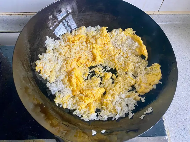 火腿肠蛋炒饭 第 4 步