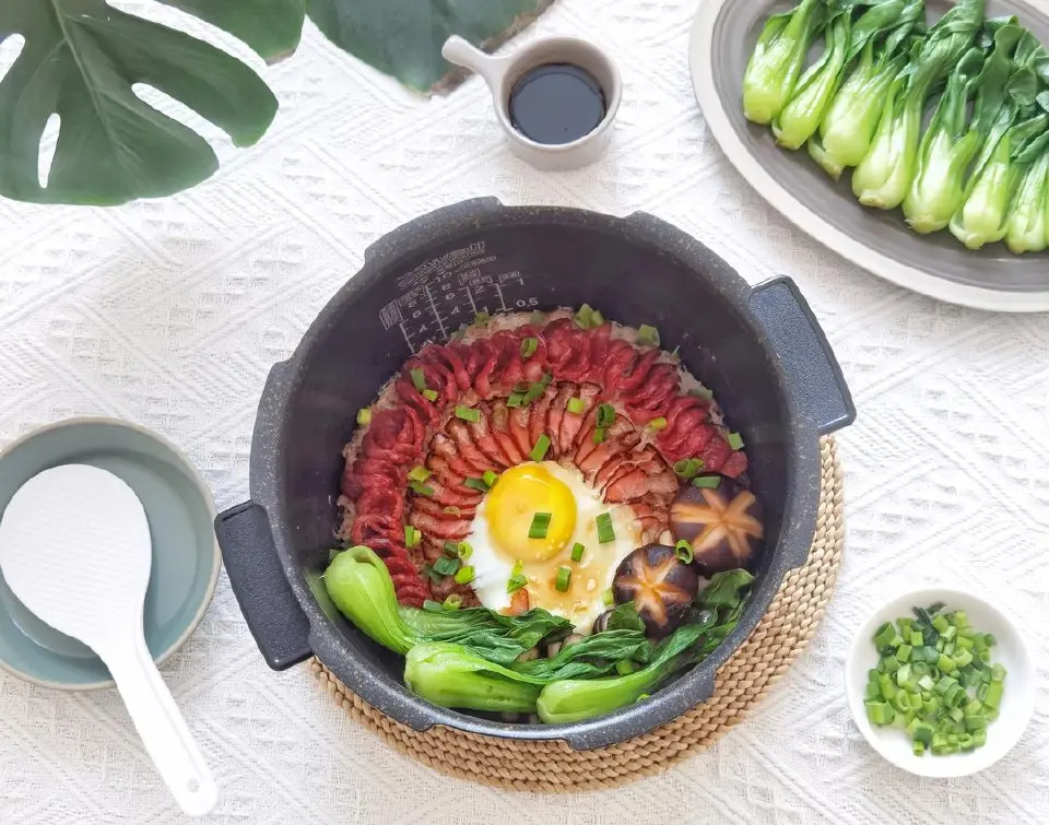 双拼腊味煲仔饭成品图