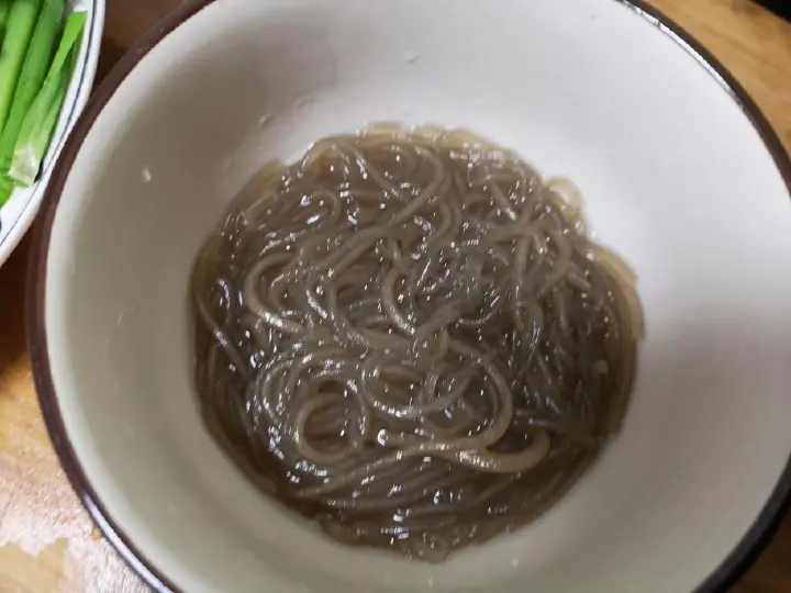 韭菜豆芽炒粉丝 第 2 步