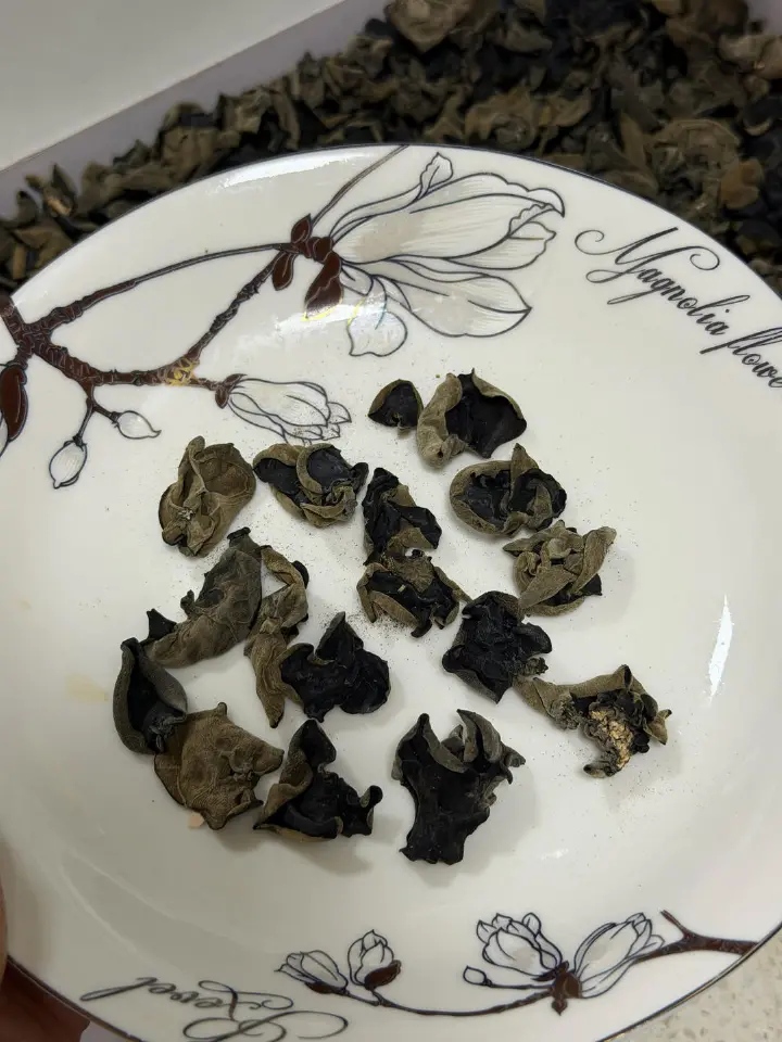 莴笋木耳炒肉片 第 1 步