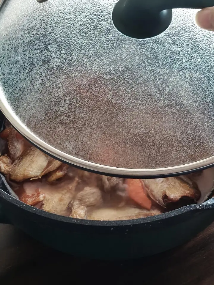 鱼干西红柿烧肉 第 8 步
