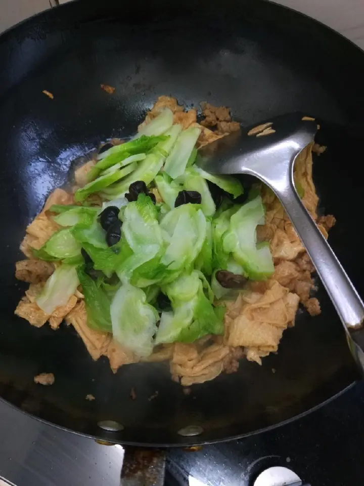 青椒炒肉片与孩儿菜烧腐竹 第 9 步