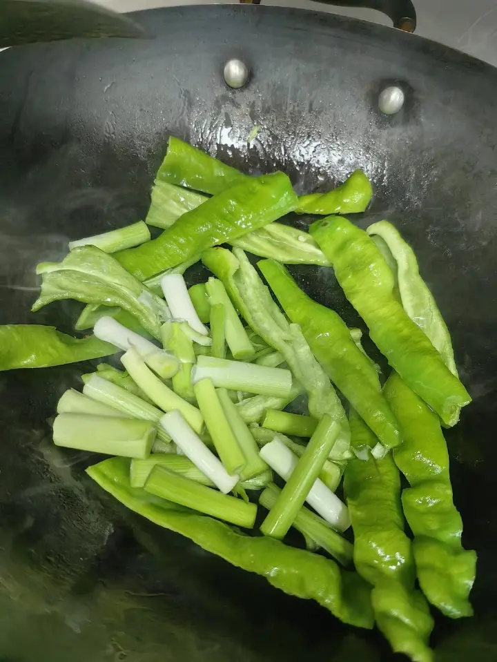 辣椒蒜苗炒肉 第 8 步