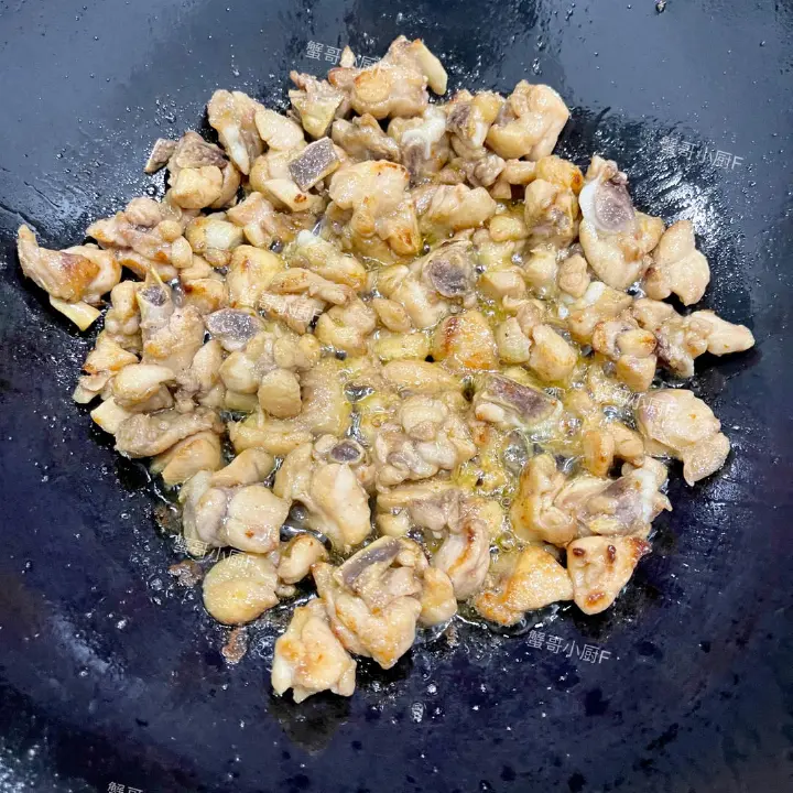 蒜苔炒鸡块 第 4 步