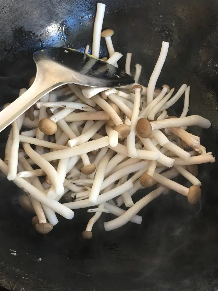 小炒蟹味菇 第 6 步