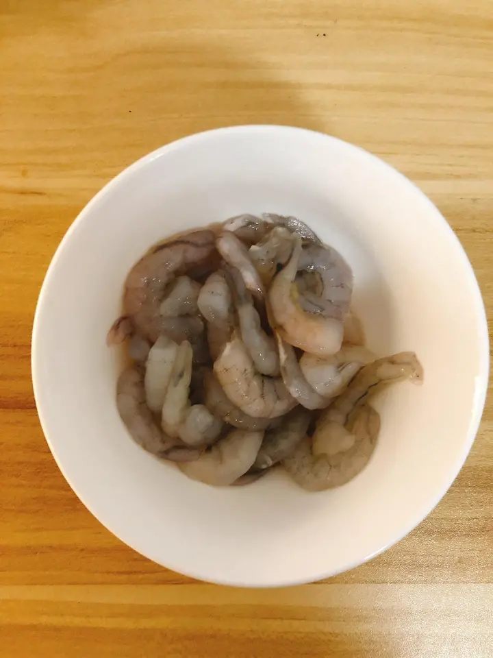 海鲜菇荷兰豆炒虾仁 第 2 步