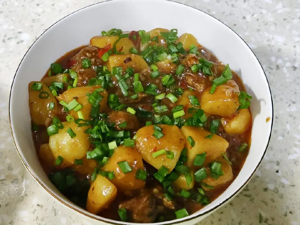土豆烧牛肉成品图