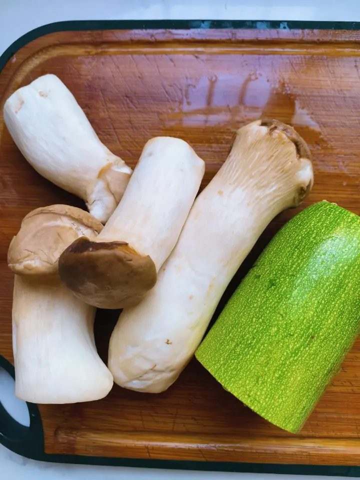 牛肉炒杏鲍菇西葫芦 第 7 步