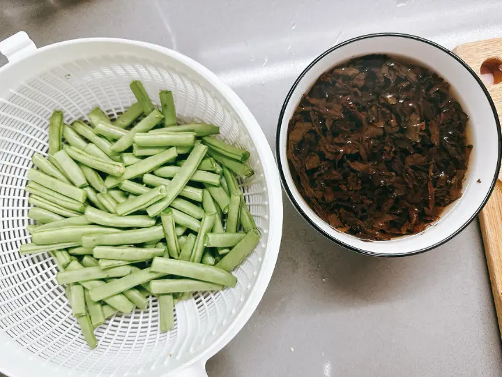梅干菜炒四季豆 第 1 步