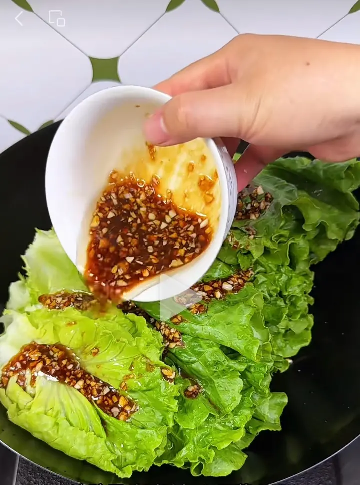 水油焖生菜 第 2 步