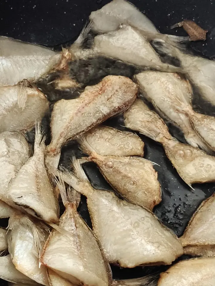 鱼干西红柿烧肉 第 1 步
