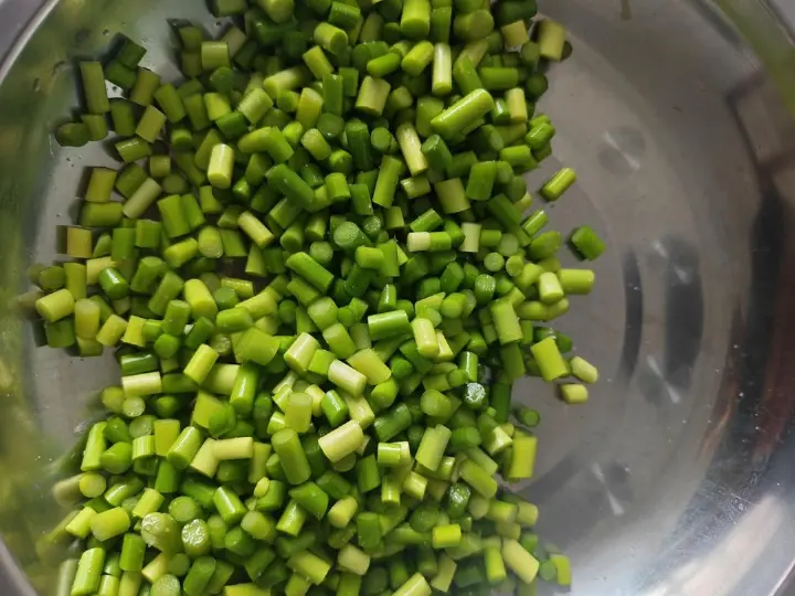 蒜苔鸡肉丁 第 2 步