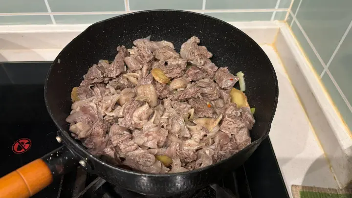 土豆牛腩炖虎皮辣椒 第 5 步