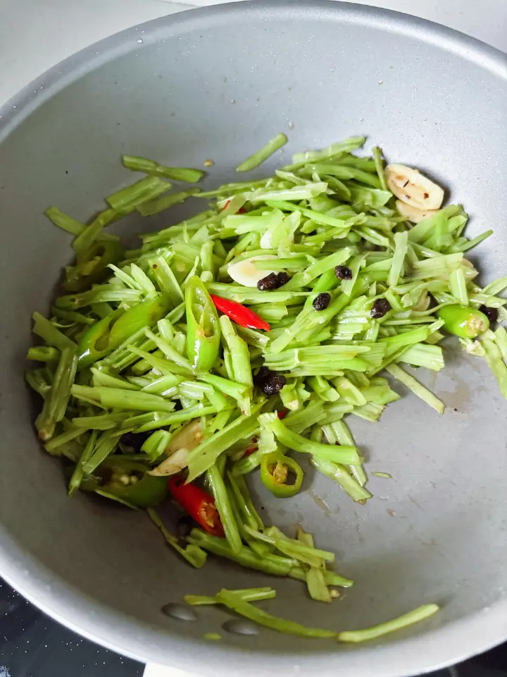 江西风味炒竹叶菜梗 第 8 步