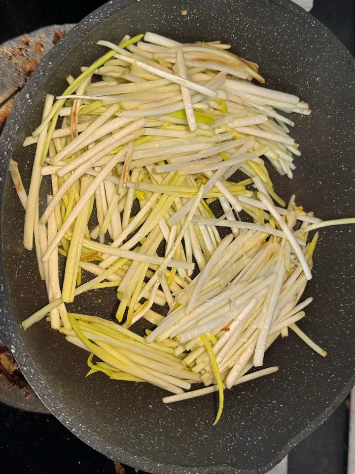 蒜黄炒鸡蛋 第 4 步