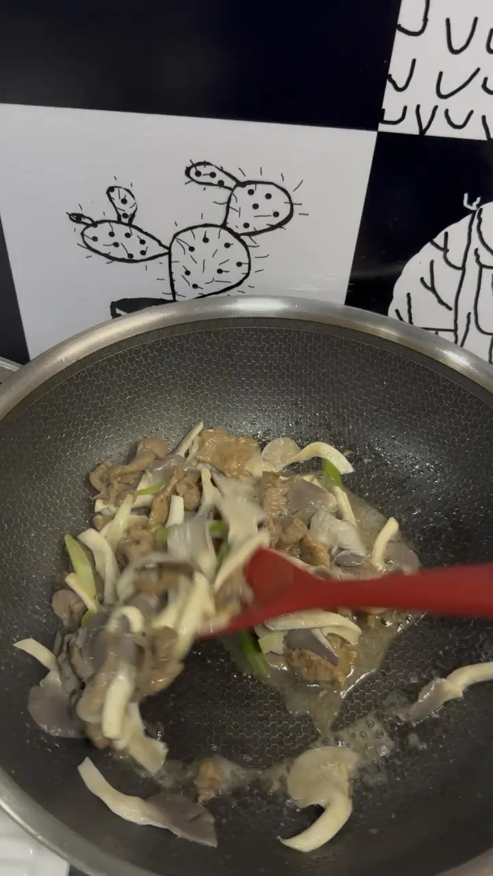 秀珍菇炒肉片 第 4 步