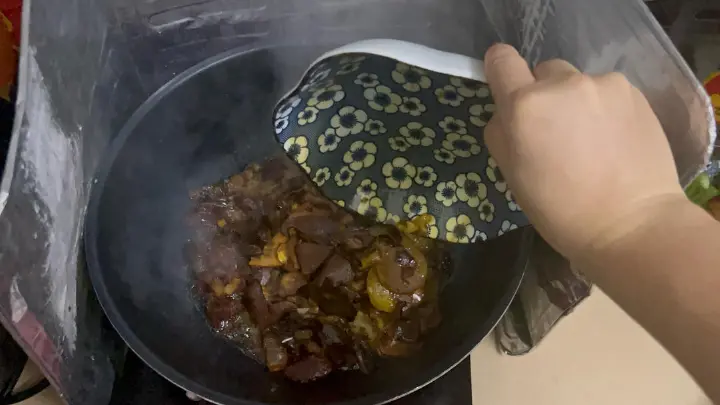 青椒牛肝菌炒腊肉 第 13 步