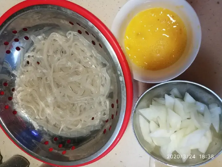 粉条鸡蛋炒洋葱 第 1 步