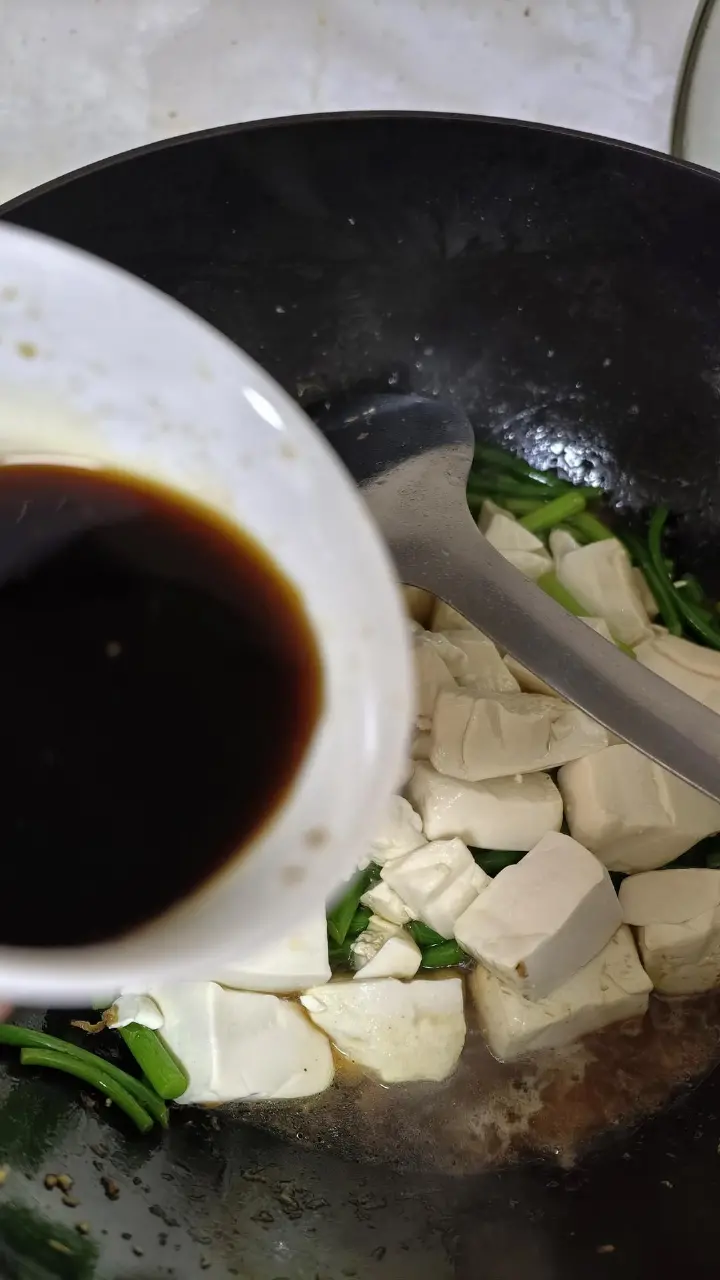 蒜苗烧豆腐 第 5 步